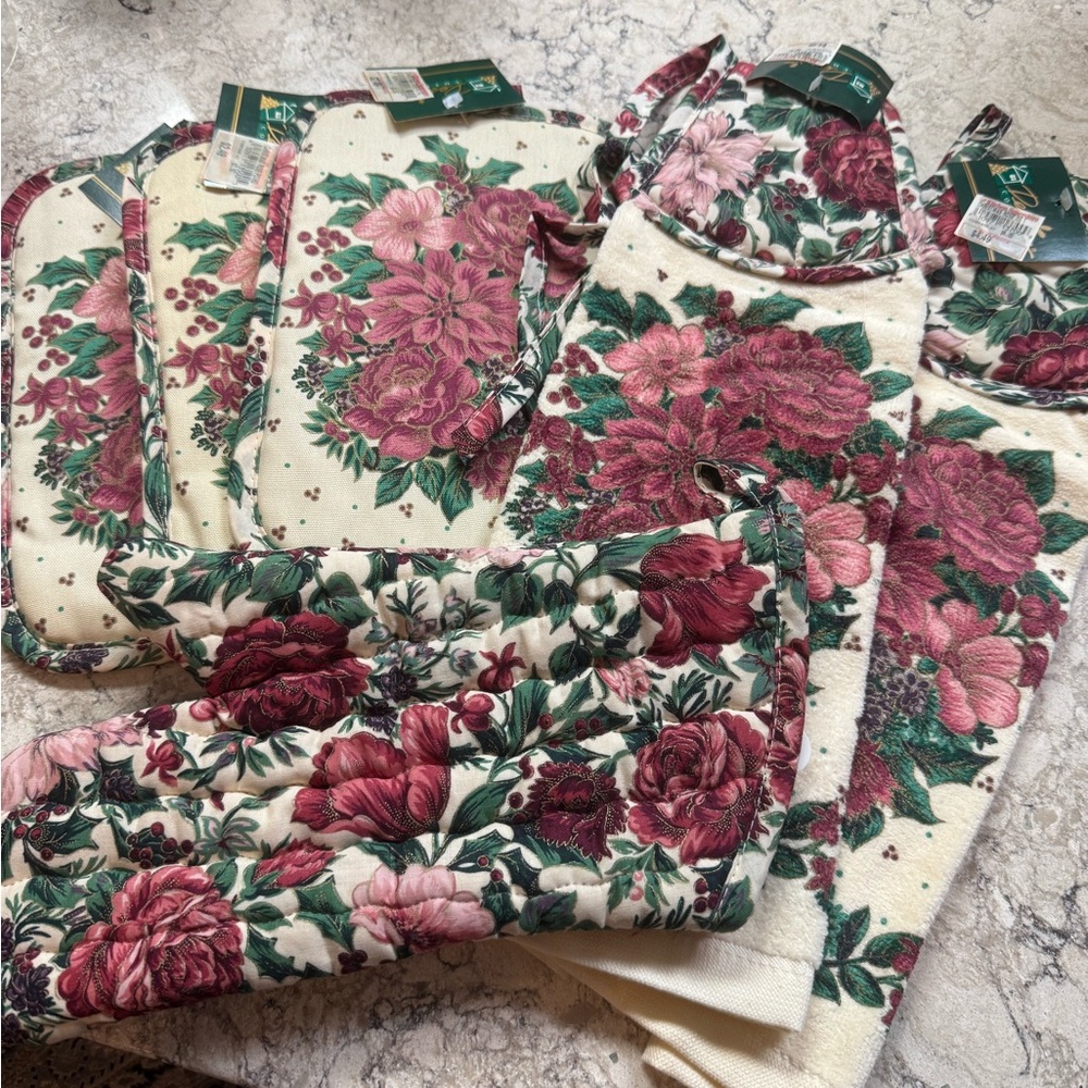 NWT Vintage Christmas Rose Potholders Oven Mitt Tie Towels Set NEW Holiday